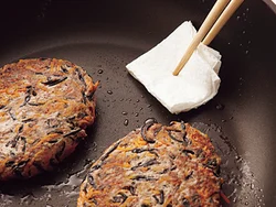 合いびき肉はなるべく赤身の多いものを選び、焼いて出た脂はきれいにふき取る。