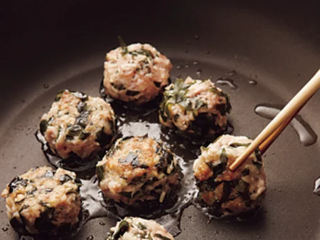 肉だんごは揚げずに、大さじ1の油で表面をこんがり焼きつけることで、揚げ焼きのようにこうばしく仕上げる。