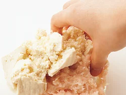 肉を１人分50gに抑えて、豆腐で増量する。このとき、たねがまとまるように、豆腐はしっかり水きりをして。