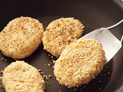 こんがり焼きつけると、本物のコロッケみたいな色合いに。こうばしくなるうえ、さらに風味もアップする。