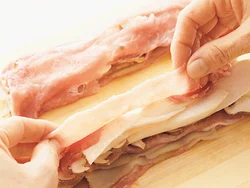 薄切り肉の間にごぼうとエリンギをはさんで重ねて。最後は豚肉２枚で野菜をしっかり包むように。