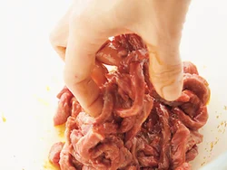 牛肉にしっかりたれをもみ込みコクをＵＰ。このひと手間で、少量のごま油も肉にからまり、満足感のある味わいに。