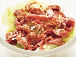油は野菜にまぶして電子レンジで加熱すると少量ですむ。火が通りにくい豚肉は、野菜の上に広げてのせて。