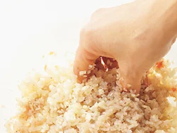 ひき肉にしらたき、えのきたけのみじん切りをプラスすれば、プチプチ食感も楽しめ、満腹感につながる。