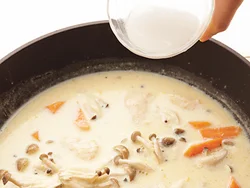 肉は脂分の少ないささ身で。ルウや生クリームを使わず、牛乳＋コーン缶でうまみを出し、片栗粉でとろみをつける。