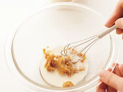 生クリームを使わず豆乳で代用する。かくし味にみそを加えることで、コクとうまみをアップする。