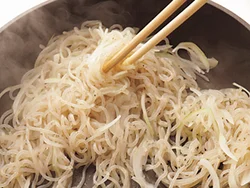 しらたきをパスタに見立てる。下ゆでしてアクを抜き、玉ねぎとしっかり炒めるのがおいしさのコツ。