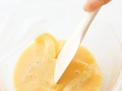 ケチャップライスは炒めずにレンジで加熱。とろとろ卵もレンジ加熱で、途中何度か取り出して混ぜては加熱がコツ。