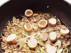 肉はひき肉を１人分35gだけ。その分味がしみておいしい麩でボリュームアップ。麩は油麩ではなく、小町麩で。