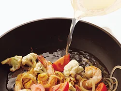魚介は肉より低カロリーなのでおすすめ。ルウは使わず、カレー粉＋スープでさらさらのスープカレーに。