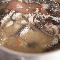 昆布と削りがつお、煮干しは時間差で煮て、コクうまスープが完成！