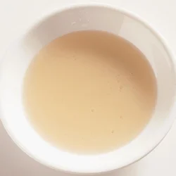 油によって、つけ汁が麺にからみやすくなる効果も！