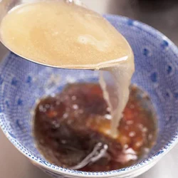 「チャーシュー」「味つけ卵」のほか、長ねぎの小口切り、なるとの薄切り、焼きのり、味つけメンマなど、好みのトッピングをのせ、「魚粉」小さじ1ずつをかける。