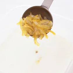 ゆずはちみつは汁の量で好みの甘さに調整を。一度取り出して混ぜるときは、底に沈んだ皮をかき出すようにして。