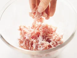 豚肉の下味は、もみ込むのではなくほぐしながらまぶすようにすると、肉がバラバラになって炒めやすい。