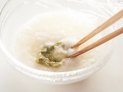 電子レンジで加熱した長いもが熱いうちにわさびを加え、菜箸でほぐしながら混ぜると、きれいに溶ける。