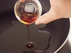 サラダ油を熱してからラー油を加えると、苦みが出ずにおいしく仕上がる。さらによく熱して香りを出して。