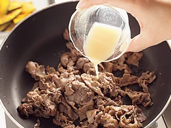 合わせ調味料は肉に火が通ってから加えると、べちゃっとせず、味がよくからむ。かぼちゃは最後に軽く合わせて。