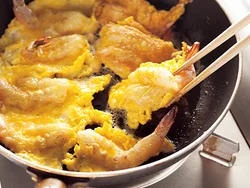 えびを焼くときは、まわりの卵液を菜箸で寄せ集めながらころもにすると、ボリュームが出る。