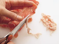 豚肉はキッチンばさみなどを使って、できるだけ脂身を取り除く。時間がないときには、赤身のひき肉を使ってももちろんOK。