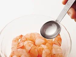 むきえびには下味として酒をふり、手でもみ込んでおくことで、魚介特有の臭みがなくなり、うまみが凝縮する。