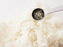ご飯にバジルやオリーブ油などを混ぜてコクを出すことで、トマトソースともバランスの合う味つけに。