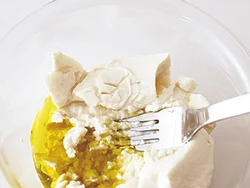 豆腐とオリーブ油を合わせ、フォークでなめらかになるまでしっかりつぶすと、口当たりのよい豆腐ソースに仕上がる。