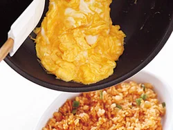 オーブンで焼くと表面がかたくなるので、スクランブルエッグはかなりゆるめの半熟のうちに、ご飯にのせて。