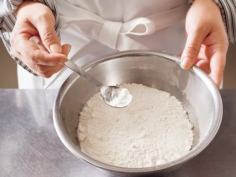 ベーキングパウダーを入れると、焼き上がりがふっくらします。