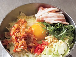 刻んだキムチ、豚肉、青ねぎを加えて。ビールとよく合うピリ辛味に。