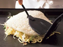 ２つのへらで縁を押さえ、生地の中で蒸し焼き状態に。