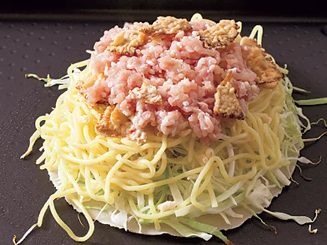 広島の府中という地方では合いびき肉をのせることも。今回はヘルシーなとりひき肉で。