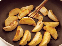 じゃがいもはこんがりと焼き色がつくまでしっかり焼き、表面はカリッと、中はほっくりとした食感に仕上げて。