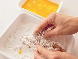 小麦粉に片栗粉を合わせてささ身に２度づけすることで、表面はさっくり、中はふっくらとした仕上がりになる。