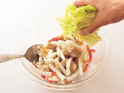 白菜の葉はしんなりしやすいので、ほかの具とドレッシングを混ぜ合わせたあとに加え、手早くあえる。