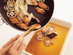 鮭や野菜は熱いうちに漬け汁にひたすことで、しっかりと味がしみこむ。すぐ食べても、一晩漬けてもおいしい。