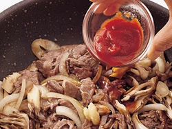 牛肉や玉ねぎ、きのこといった野菜のうまみを生かせば、ケチャップと中濃ソースで味つけするだけでコクのあるハヤシライスになる。