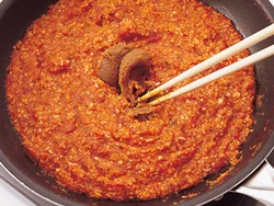 野菜がたっぷり入ったトマト味のソースをみそで調味すると、グンとうまみが増し、肉を使わなくてもミートソースのような味になる。