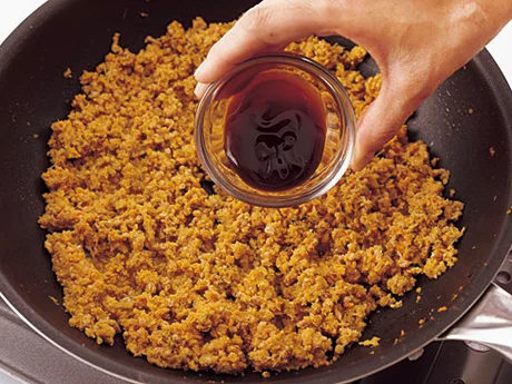 うまみ、甘み、こうばしい香りを持つオイスターソースをカレーに加えると、さっと炒めるだけでじっくり煮込んだような味わいに。