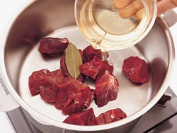 ワインの酸味によって角切り肉がやわらかく、ジューシーに仕上がる。また、風味もよくなる。