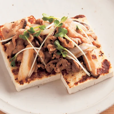 豆腐ステーキのマヨ豚炒めのせ