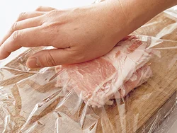 薄切り肉はピッタリ重ねて半分に切り、さらに重ねたら、たたきのばしてなじませ、まとめる。