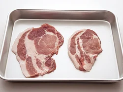 豚肉は筋切りし、写真のように約２倍の大きさにたたきのばす。深めに筋切りしないと縮むので注意。