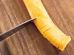 薄焼き卵やハムに切り込みを入れるときは、切り離さないように包丁の先だけを使って。
