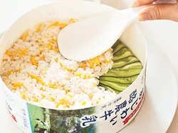 卵入りのすし飯を詰める時は、均一にならしてしっかり押しながら詰めると、切り分けるときに崩れにくい。