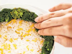 菜の花はなるべく縁に沿って高さを出すよう飾る。向きを揃えて、花のつぼみ部分を上部に持ってくると見た目が華やかに。