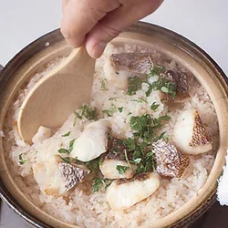 炊き上がったら、さっくりと混ぜることで余分な水分がとび、鍋底のやわらかいご飯と表面のかたいご飯が均一に混ざる。