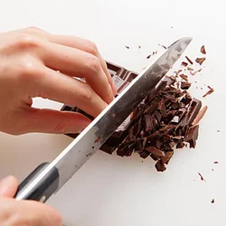 チョコは粗みじん切りにし、冷凍庫で冷やすと生地に溶けずにきれいなマーブルになる。