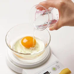 ボウルに卵を割り入れて冷水を少しずつ加え、卵と冷水を合わせて150gにする。