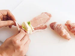 豚肉の手前２〜３cmをあけてセロリを置き、その上にチーズをのせて巻けば、きれいに巻ける。